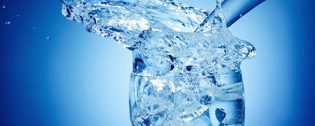 Ученые: Вода с газом способствует набору веса