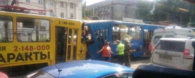 В центре Екатеринбурга столкнулись два трамвая с пассажирами