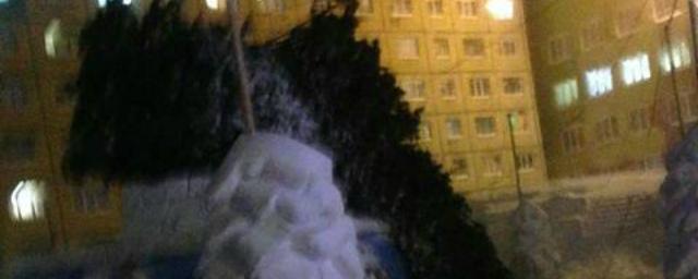 Ветер уничтожил главную новогоднюю елку Норильска