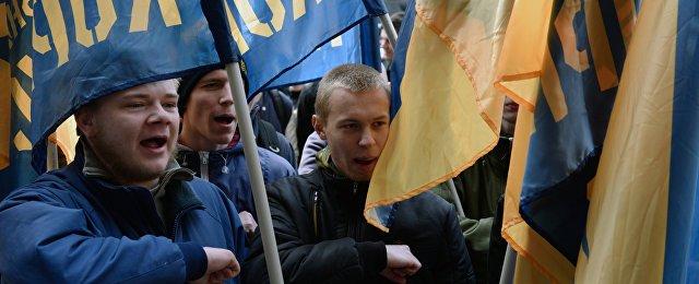 В Киеве радикалы замуровывают вход в отделение «дочки» Сбербанка