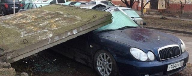 В Ростове бетонная плита рухнула на припаркованную иномарку