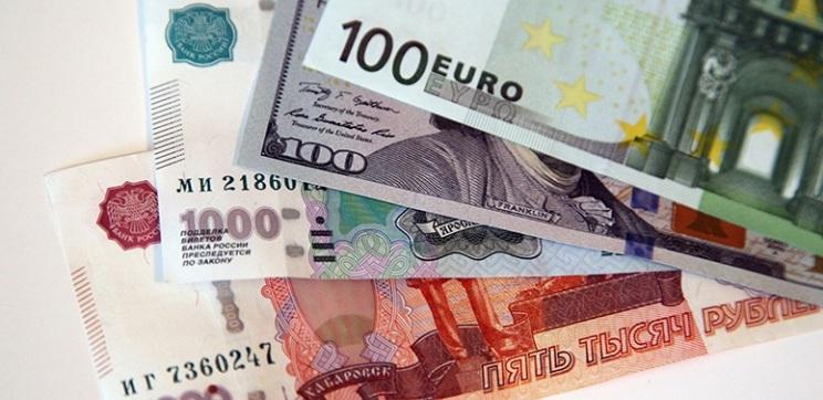 Центробанк РФ укрепил официальный курс рубля