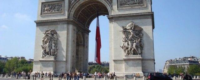 В Париже временно закрыли для туристов Триумфальную арку
