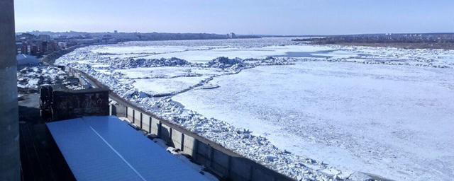 Теплоходы на реке Томь приступили к разрушению льда