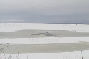 В костромском поселке Прибрежном сотрудники МЧС спасли провалившегося под лед 88-летнего рыбака