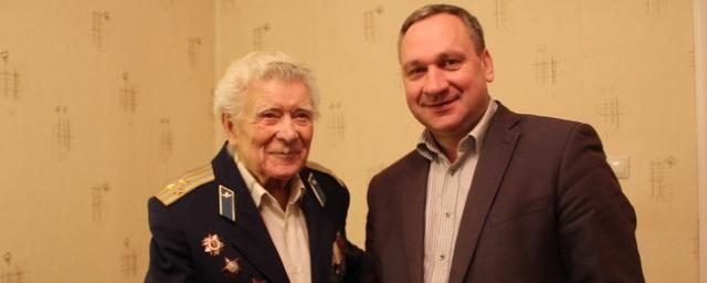 Глава Пскова поздравил с юбилеем одного из старейших жителей города