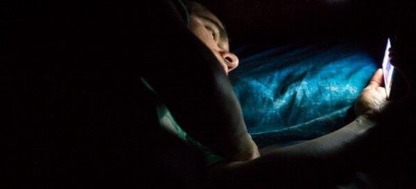 Медики: Использование смартфонов в темноте вызывает временную слепоту