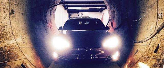 В рамках проекта Hyperloop в тоннель спустили Tesla Model S