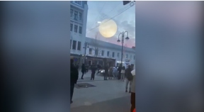 В центре Саратова водитель Lada Priora давил участников массовой драки