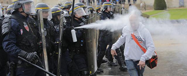 Парижская полиция применила слезоточивый газ против школьников