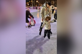 Актриса Мария Миронова показала, как ее сын учится кататься на коньках