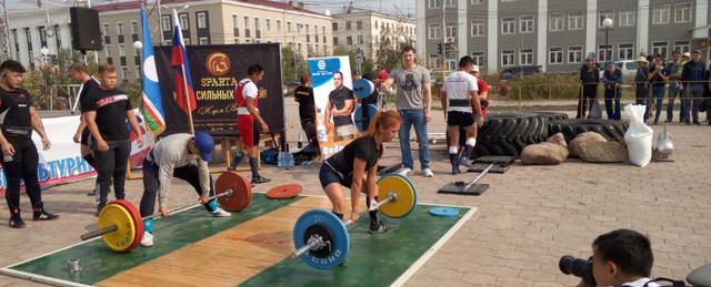 В Якутске фестиваль силовых видов спорта собрал 100 атлетов