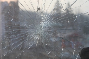 Агрессивный барнаулец разбил стекло в общественном транспорте