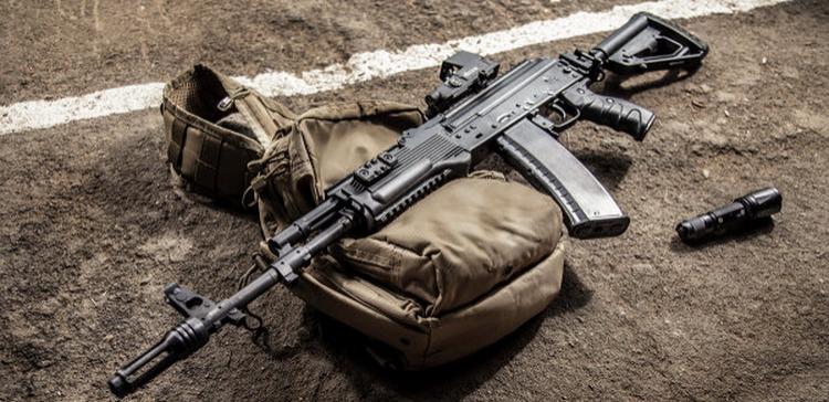 В Новой Москве обнаружили сумку с тремя АК, пистолетами и боеприпасами