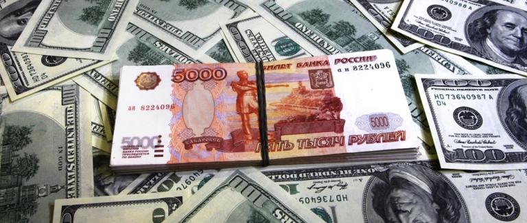 Центробанк снизил курс доллара в России