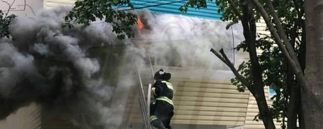 Во Владивостоке после удара молнии загорелся балкон жилого дома