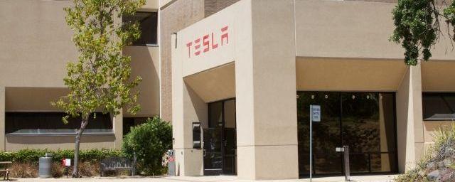 Tesla намерена представить свой беспилотный электрогрузовик 26 октября