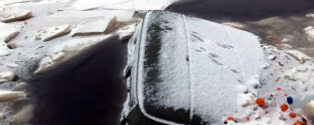 Авто с мужчиной и ребенком ушло под лед на Амуре в Хабаровском крае