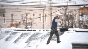 В Челябинске упавшая с крыши глыба льда разбила машину, в которой находились взрослый и ребенок