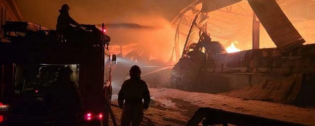 В городе Тавда в Свердловской области загорелся ангар на площади 1,6 тысячи м²
