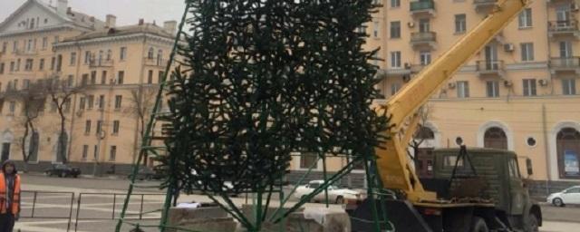 В Астрахани начали устанавливать новогодние елки