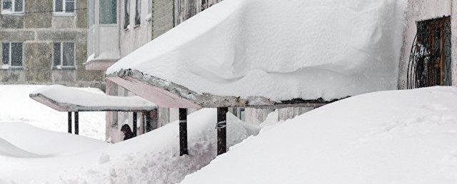 В Екатеринбурге ребенок пострадал при падении снега на коляску