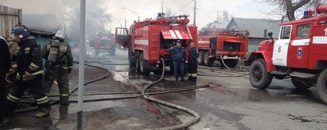 В Барнауле из-за серьезного пожара перекрыли Старый мост