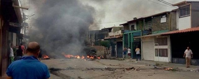 В Венесуэле протестующие сожгли дом экс-главы страны Уго Чавеса