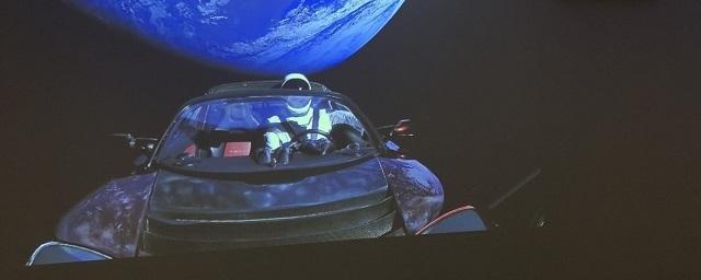 Маск опубликовал видео с Tesla Roadster на околоземной орбите