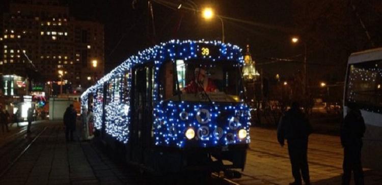 В Москве начал курсировать новогодний трамвай