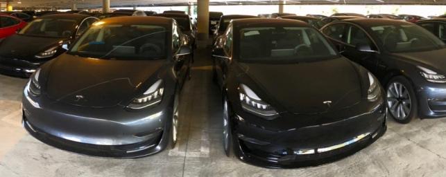 На парковке в Калифорнии обнаружили несколько десятков машин Tesla