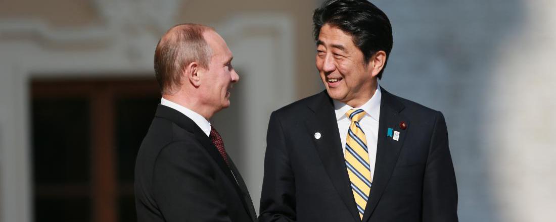 Премьер-министр Японии Абэ прибыл в Москву на переговоры с Путиным