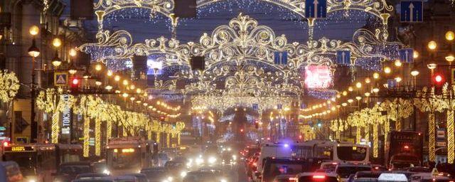 В Санкт-Петербурге начали отключать новогоднюю иллюминацию