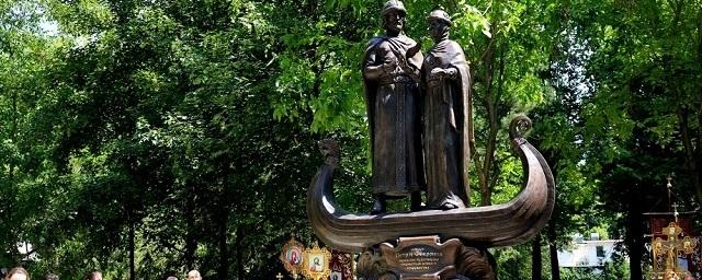 В Симферополе состоялось открытие памятника святым Петру и Февронии