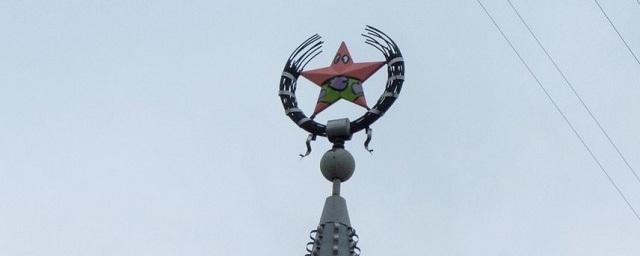 В Воронеже неизвестные разрисовали звезду на шпиле здания