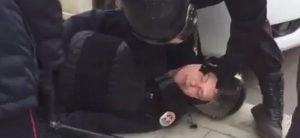 Избитый в Москве во время акции протеста полицейский госпитализирован