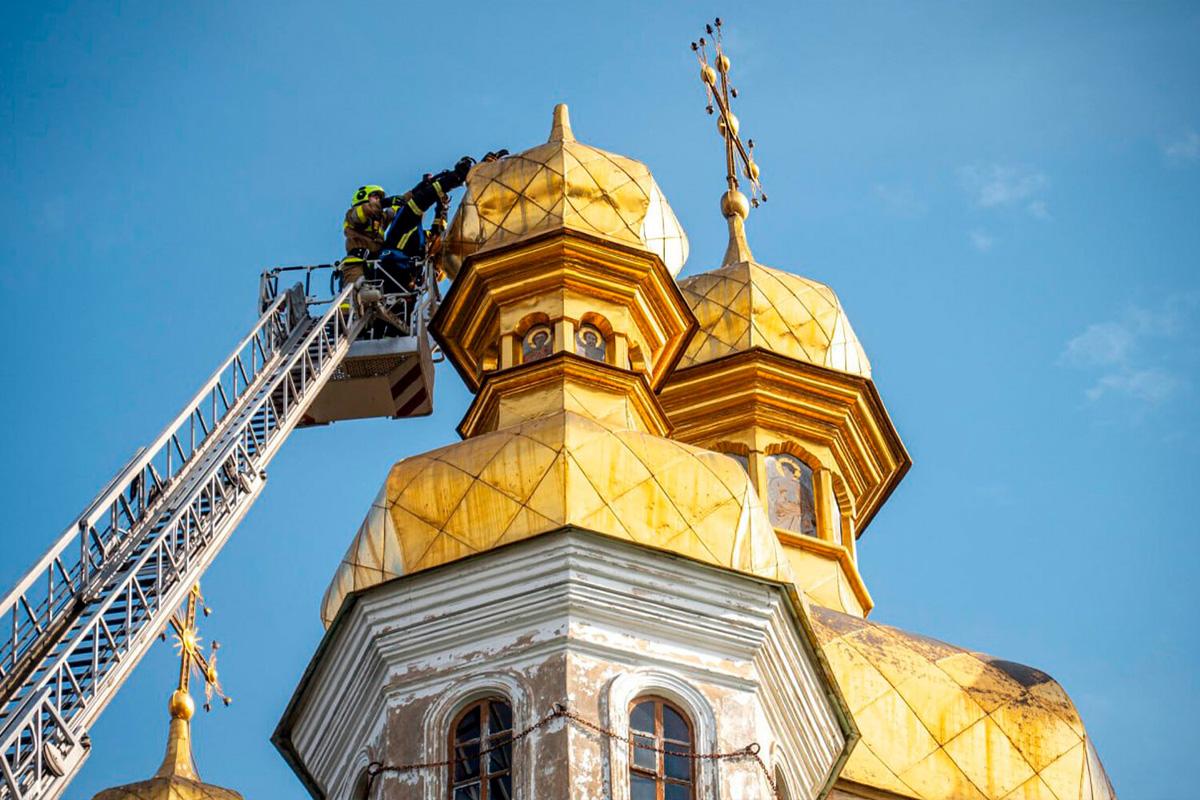 В Киеве частично обрушился крест на башне церкви Киево-Печерской лавры