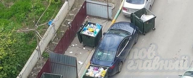 В Ростове иномарку автохама забаррикадировали мусорными баками