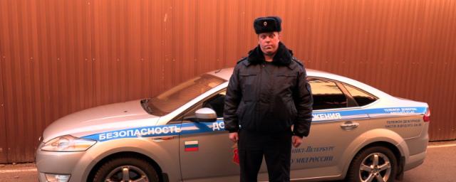 В Петербурге полицейский вытащил мужчину из горящего на дамбе авто