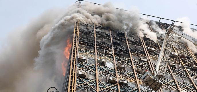 В Тегеране обрушилось 17-этажное здание торгового комплекса