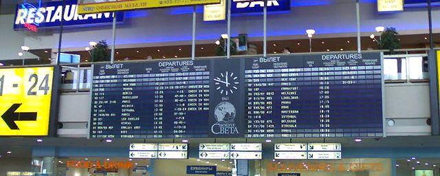В московских аэропортах задерживают и отменяют рейсы