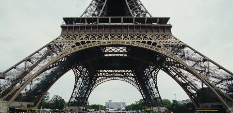 Эйфелева башня и Лувр вновь открылись для посетителей