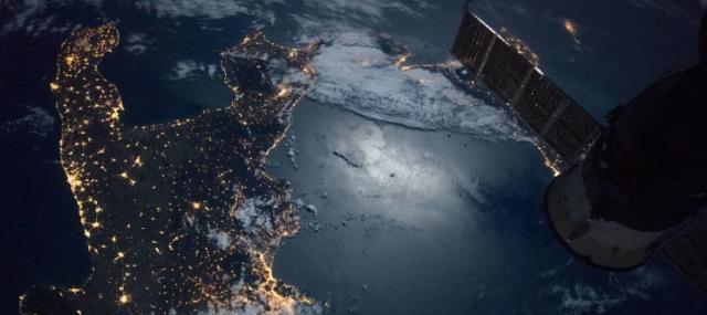 Российские ученые предложили освещать Землю ночью космическим зеркалом