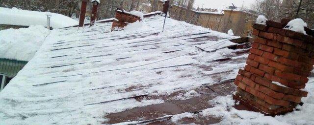 В Саратове от снега и наледи с начала зимы очистили свыше двух тысяч крыш