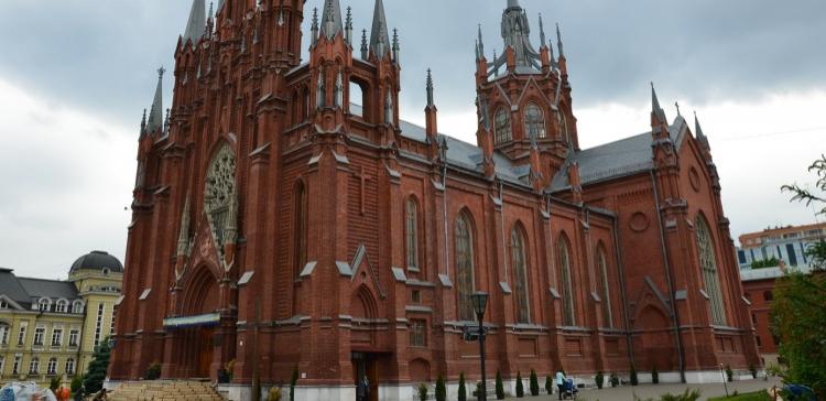 В католическом храме Москвы проходит молебен по погибшим в Париже
