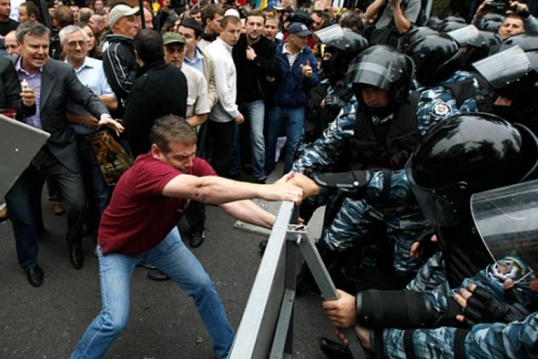 В Киеве начались столкновения между митингующими и полицией
