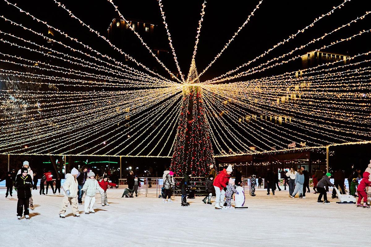 Зима только началась, а в московских парках катки принимают первых посетителей