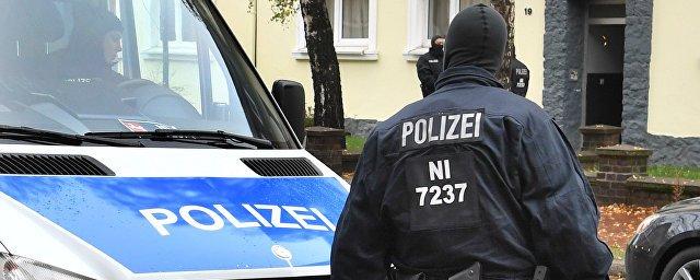 На западе Германии вооруженный мужчина захватил заложников в банке