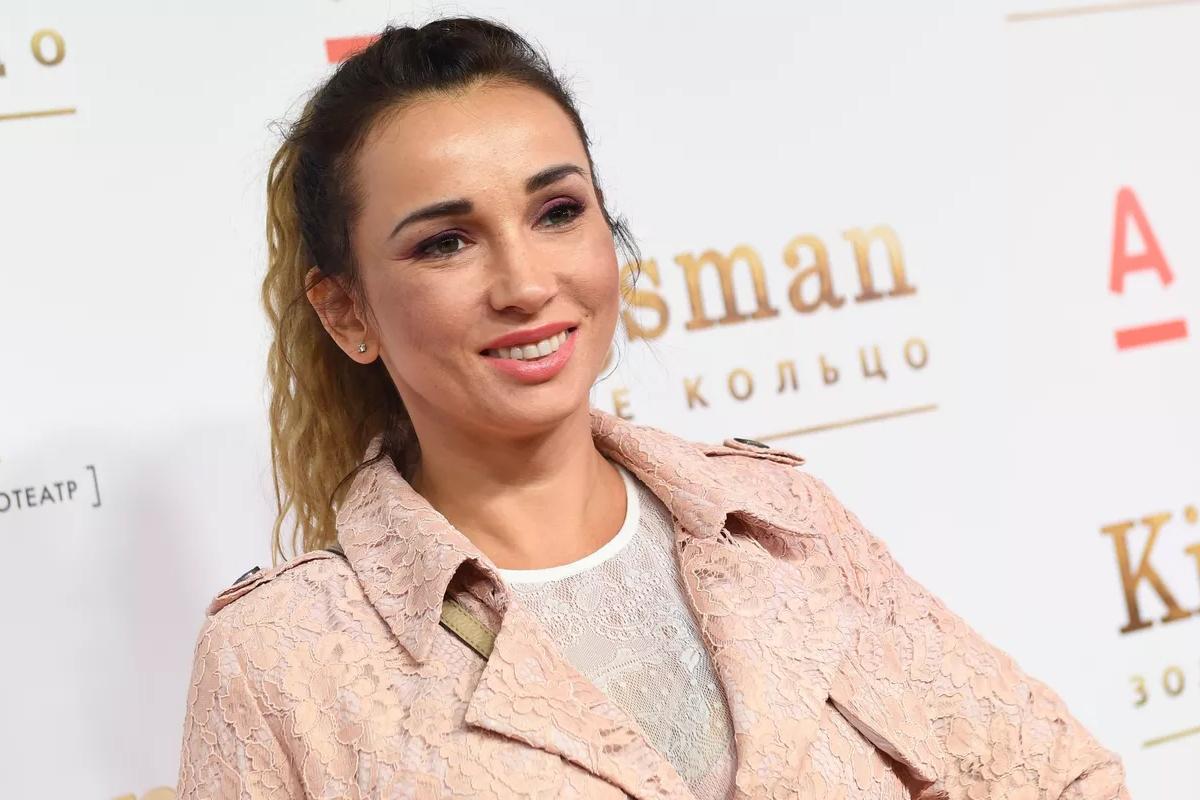 Телеведущая Анфиса Чехова назвала дату своей свадьбы