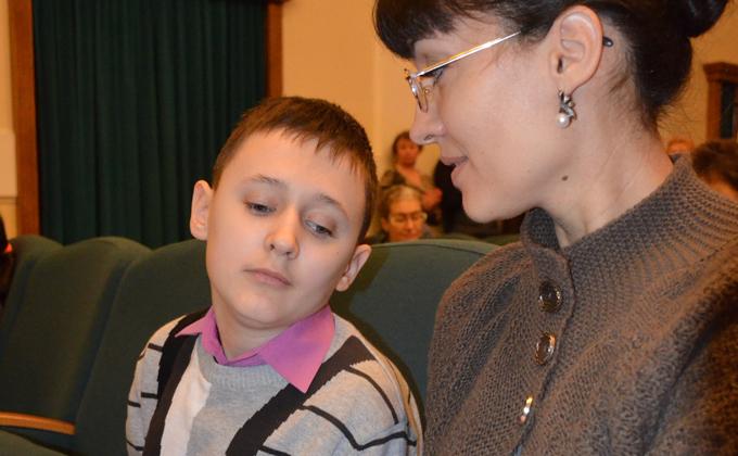 В Омске 15-летнему слепому музыканту подарили аккордеон Bugari